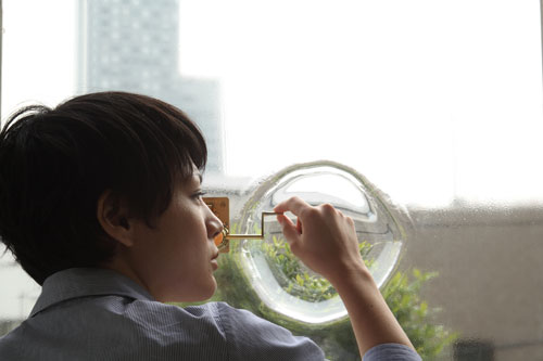 Anri Sala. No Window No Cry (Junzo Sakakura, Institut franco-japonais de Tokyo, Tokyo), 2011. Boîte à musique, verre, cadre de fenêtre en bois, 118 x 80 x 7 cm. Courtesy: Kaikai Kiki Gallery. © Photograph: Keizo Kioku.