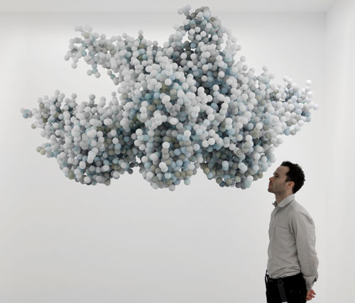 Daniel Arsham. Pixel Cloud (New York), 2010. Plastic, paint, 53 1/4 x 78 x 67 in
(135 x 200 x 170 cm). Courtesy of MCLEOI GALLERY, Australia and Galerie Perrotin.