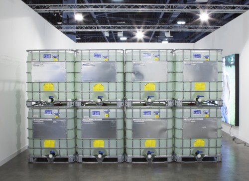 Sean Raspet. Nc1c(C(OC)=O)cccc1, 2014. Eight IBC containers filled with methyl anthranilate (methyl 2-aminobenzoate), dimensions variable, 8,000 litres (approx. 9.344 metric tons). Courtesy of the artist and Société, Berlin.
