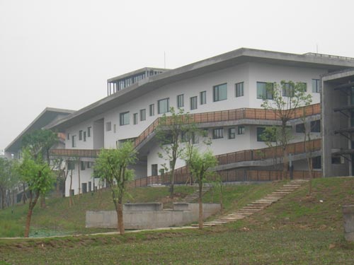 View of Phase II of the Xiangshan Campus. Here the building ‘becomes’ the mountain with its ‘flying’ corridor being externalised and revealed to the public.