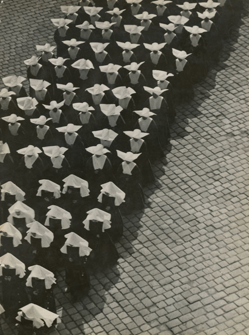 Erno Vadas. <em>Procession, Budapest</em>, 1934. Silver gelatin print, 395 x 300 mm. Hungarian Museum of Photography. Copyright Hungarian Museum of Photography.