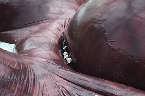 Anish Kapoor. Leviathan, 2011. Assembling the artwork. Photo Laetitia Benat - All Rights Reserved Monumenta 2011, the Ministry of Culture and Communication.