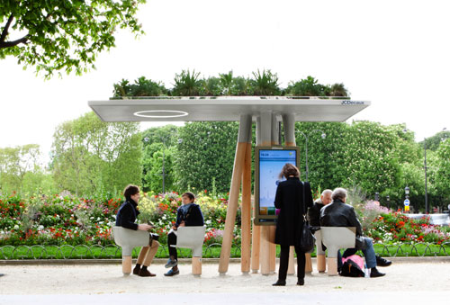 Wi-Fi station on the Rond Point des Champs-Elysées, a connected oasis in the heart of Paris, February 2012. Free Wi-Fi access to tourists and Parisians. Tactile big screen offering the services of the city of Paris. © Mathieu Lehanneur/JCDecaux.