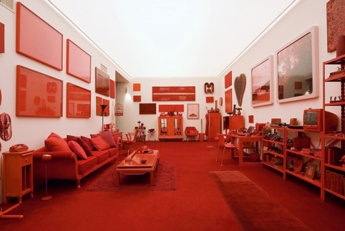 Cildo Meireles. Red Shift: 1 Impregnation, 1967–84. White room and red objects, 300 x 1000 x 500 cm. © Cildo Meireles