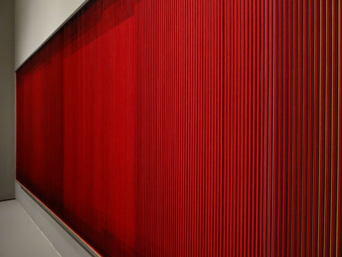 Carlos Cruz-Diez. Physichromie No. 500, 1970. Casein paint on PVC and acrylic on plywood sheets, 183 x 484 x 8 cm. Gallery view. Photograph: Miguel Benavides.