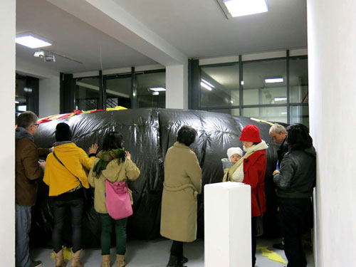 Yoshihito Mizuuchi. Zwei Danke Kassenbon, 2012 (installation view 2). 500 garbage bags, blower, dimensions 30 cubic metres approx.