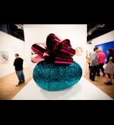 Gagosian. Jeff Koons, Baroque Egg with Bow (Turquoise/Magenta), 1994 – 2006. High-chromium stainless steel with transparent colour coating, 212.1 x 196.9 x 152.4 cm. One of four versions each uniquely coloured.