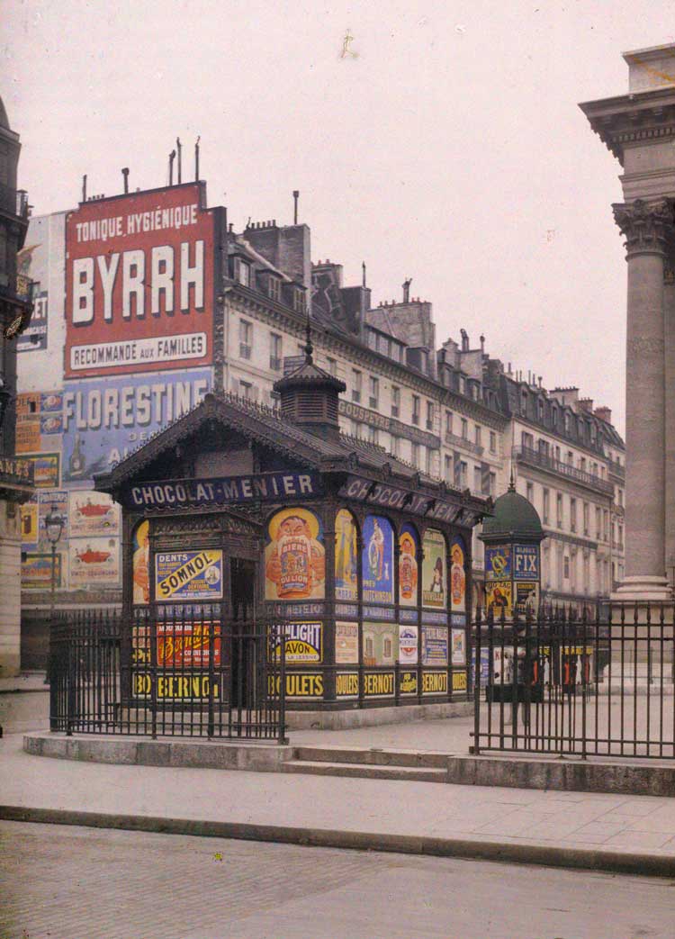 Georges Chevalier (1882-1967), Paris, place de la Bourse, 5 June 1914. Autochrome, 9 x 12 cm. Collection Archives de la Planète, musée départemental Albert-Kahn, dpt des Hauts-de-Seine.