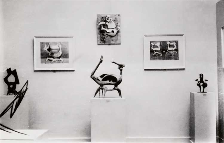 Sculptures and works on paper by Bernard Meadows in New Aspects of British Sculpture, the group show in the British Pavilion of the 1952 Venice Biennale. © Archivo Storico della Biennale di Venezia – ASAC.