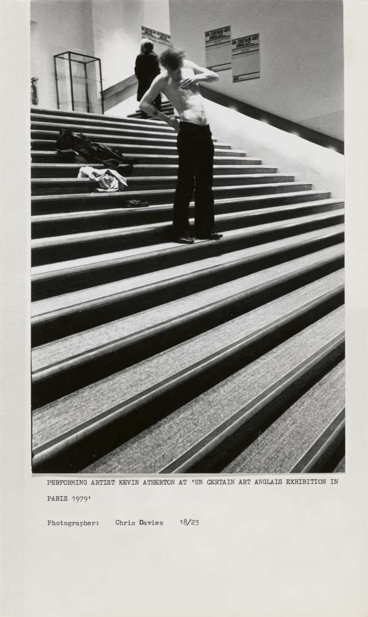 Kevin Atherton, The Audience’s New Clothes, 1979, performance at Un Certain Art Anglais …, Musée d’Art Moderne de la Ville de Paris, 1979. © Kevin Atherton. Photo: Chris Davies.