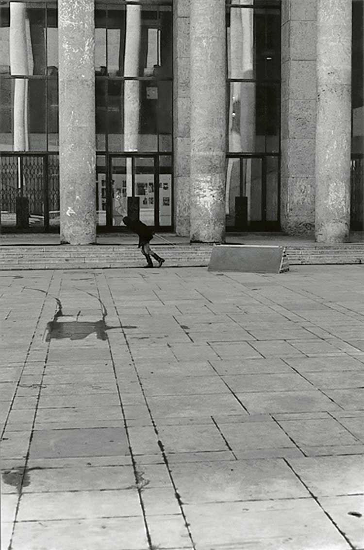 Stuart Brisley, Une Nouvelle Oeuvre pour la Consummation Institutionel, three-day-and-night continuous performance, Musée d’Art Moderne de la Ville de Paris, 1979. © Stuart Brisley.