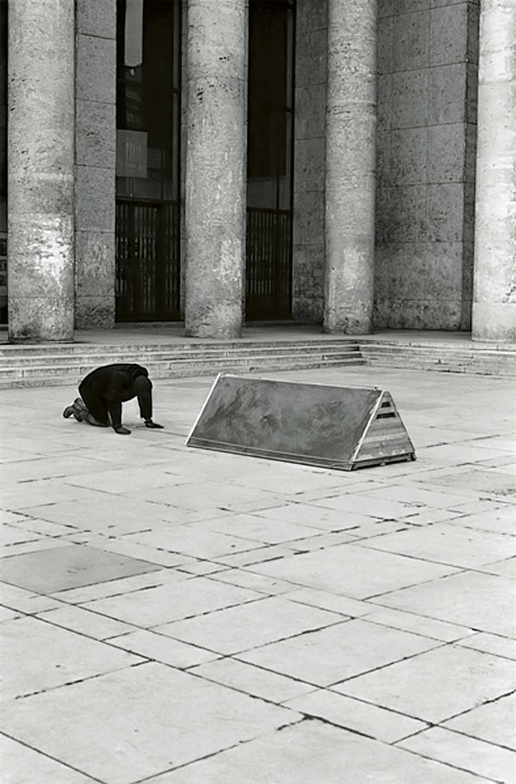Stuart Brisley, Une Nouvelle Oeuvre pour la Consummation Institutionel, three-day-and-night continuous performance, Musée d’Art Moderne de la Ville de Paris, 1979. © Stuart Brisley.