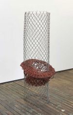 Alice Adams, 22 Tangle, 1964-8,
incorporating Fluorescent Structure of 1964. Rusted steel cable, fluorescent paint and aluminium, chain-link fence, 175.3 × 68.8 cm. Zürcher Gallery, New York. Courtesy of the artist and Zürcher Gallery, New York / Paris. Photo: Adam Reich.
