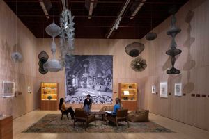Ruth Asawa: Retrospective, installation view, SFMOMA; artwork: © 2025 Ruth Asawa Lanier, Inc., courtesy David Zwirner; backdrop photograph: © 2025 Rondal Partridge Archives; Photo: Henrik Kam.
