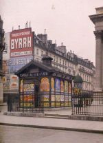 Georges Chevalier (1882-1967), Paris, place de la Bourse, 5 June 1914. Autochrome, 9 x 12 cm. Collection Archives de la Planète, musée départemental Albert-Kahn, dpt des Hauts-de-Seine.