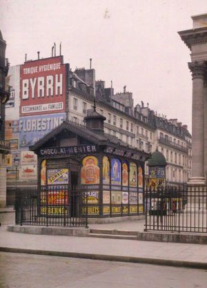 Georges Chevalier (1882-1967), Paris, place de la Bourse, 5 June 1914. Autochrome, 9 x 12 cm. Collection Archives de la Planète, musée départemental Albert-Kahn, dpt des Hauts-de-Seine.