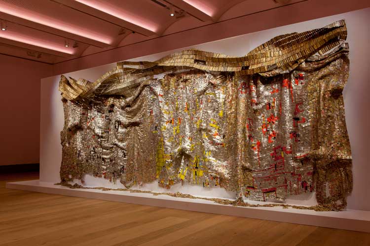 El Anatsui, Skylines?, 2008. Aluminium and copper wire, 300 x 825 cm. © El Anatsui. Private Collection. Courtesy the Artist and October Gallery, London. Photo © Jonathan Greet.
