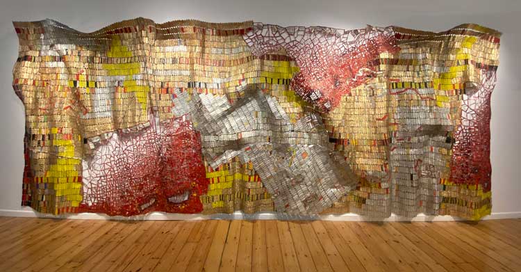 El Anatsui, Three sightings, 2021. Aluminium and copper wire, 280 x 807 cm. © El Anatsui. Courtesy the Artist and October Gallery, London. Photo © Jonathan Greet.