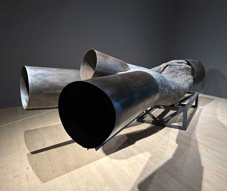 Magdalena Abakanowicz, Anasta, 1989. Wood and steel. Installation view, Tate Modern, 2022. Photo: Martin Kennedy.