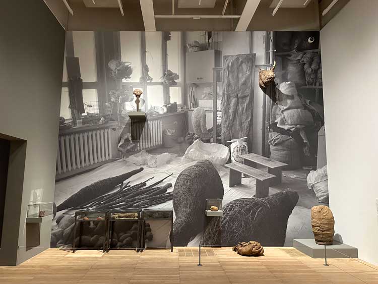 Magdalena Abakanowicz: Every Tangle of Thread and Rope. Installation view, Tate Modern, 2022. Photo: Martin Kennedy.