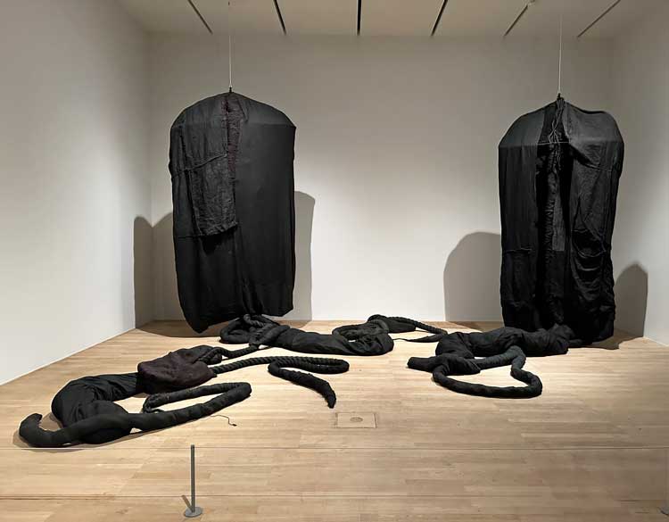 Magdalena Abakanowicz, Zespół Czarnych Form Organicznych / Set of Black Organic Forms, 1974. Rope, canvas and sisal. Installation view, Tate Modern, 2022. Photo: Martin Kennedy.