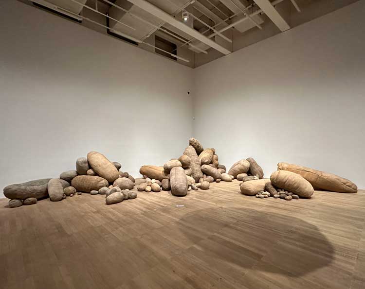 Magdalena Abakanowicz, Embryology. Burlap, cotton gauze, hemp rope, nylon and sisal. Installation view, Tate Modern, 2022. Photo: Martin Kennedy.