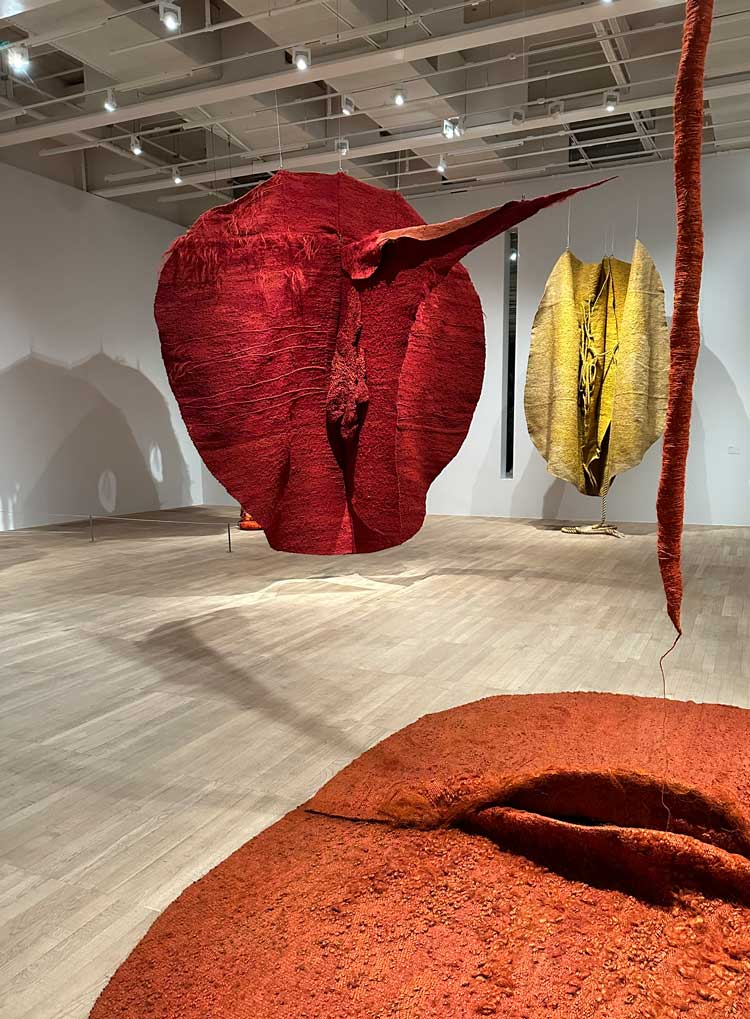 Magdalena Abakanowicz, Abakan Red, 1969 (centre). Installation view, Tate Modern, 2022. Photo: Martin Kennedy.