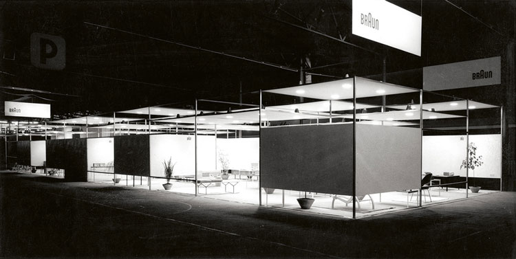 Trade fair stand for the electrical appliance manufacturer Braun at the German Radio Exhibition in Düsseldorf, 1955. The d55 exhibition system developed by Otl Aicher and Hans G. Conrad, and introduced here for the first time, was used by Braun for two decades. HfG-Archiv / Museum Ulm, © Florian Aicher.
