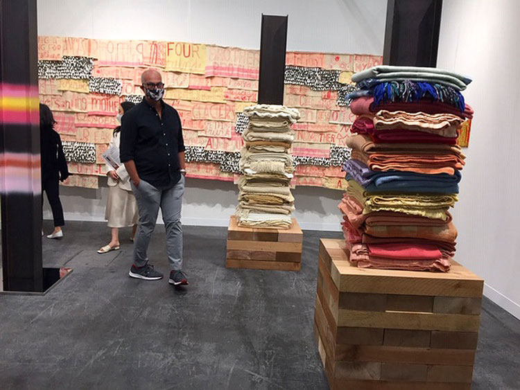 Marie Watt. Skywalker/Skyscraper (Sunrise), 2021. Reclaimed wool blankets, steel I-beam, cedar, 88 x 30 x 30 in (223.52 x 76.2 x 76.2 cm). Installation view, The Armory Show 2021. Photo: Jill Spalding.