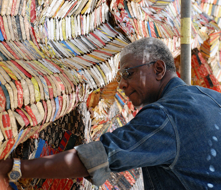 El Anatsui on the scaffolding adjusting Fresh and Fading Memories, 2007 © Susan Mullin Vogel.