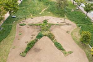 Eiki Dantsuka. Medical Herbman Cafe Project 2021, Higashida Oodoori Park. 25-metre-long, human-shaped herb garden.