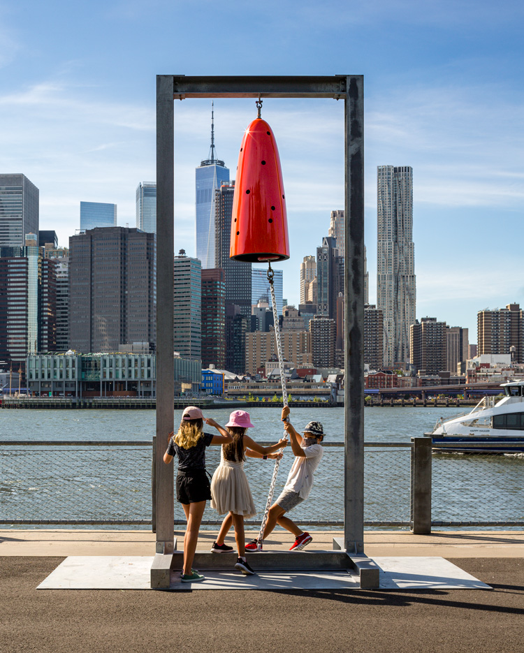 Davina Semo, Reverberation, 2020. Patinated cast bronze bell, UV protected 2-stage catalyzed urethane automotive finish, galvanized steel chain and hardware, clapper.
Presented by Public Art Fund at Brooklyn Bridge Park Pier 1, 20 August 2020 – 18 April 2021. Courtesy the artist and Jessica Silverman, San Francisco. Photo: Nicholas Knight, Courtesy of Public Art Fund, NY.