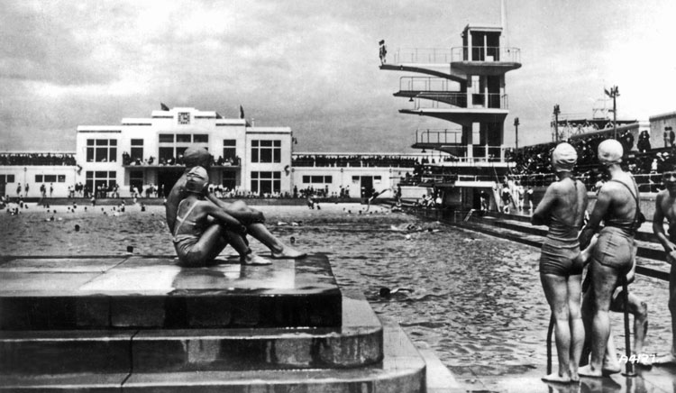 Portobello Lido. Photographed by Valentine, 1936. Lent by the Bruce Peter Collection.