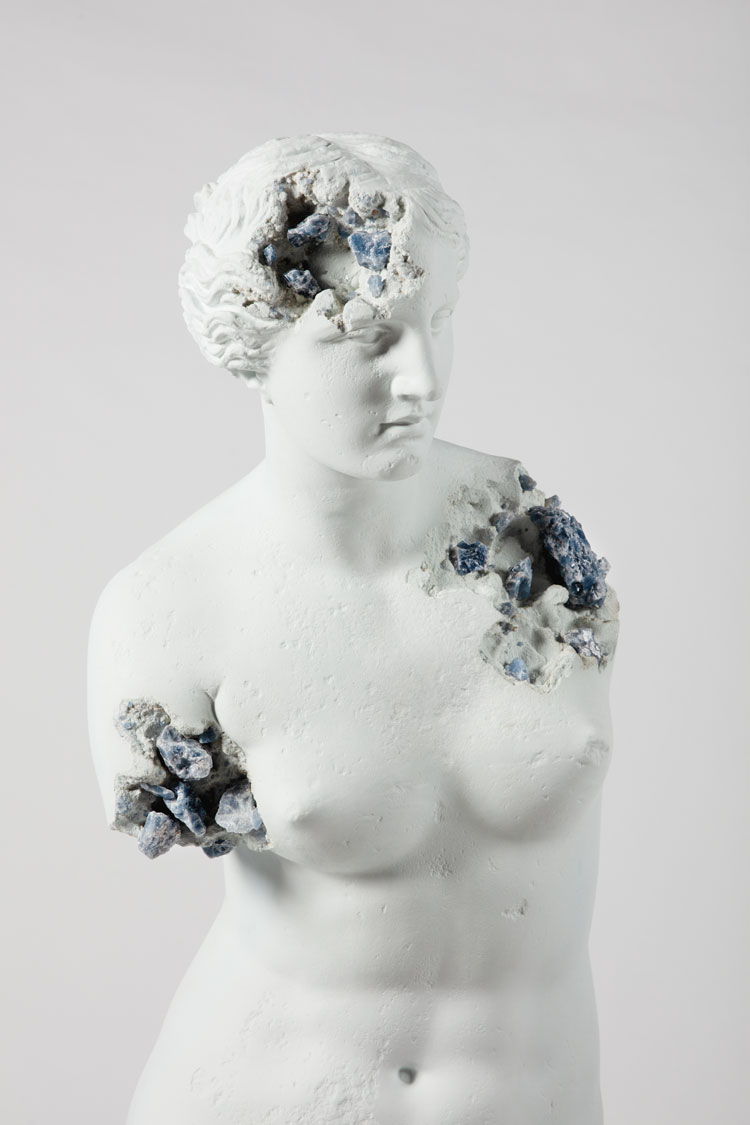 Daniel Arsham, Blue Calcite Eroded Venus of Milo, (detail), 2019. Blue calcite, hydrostone,  216 x 60 x 65 cm. Photo: Guillaume Ziccarelli. © Courtesy the artist & Perrotin.