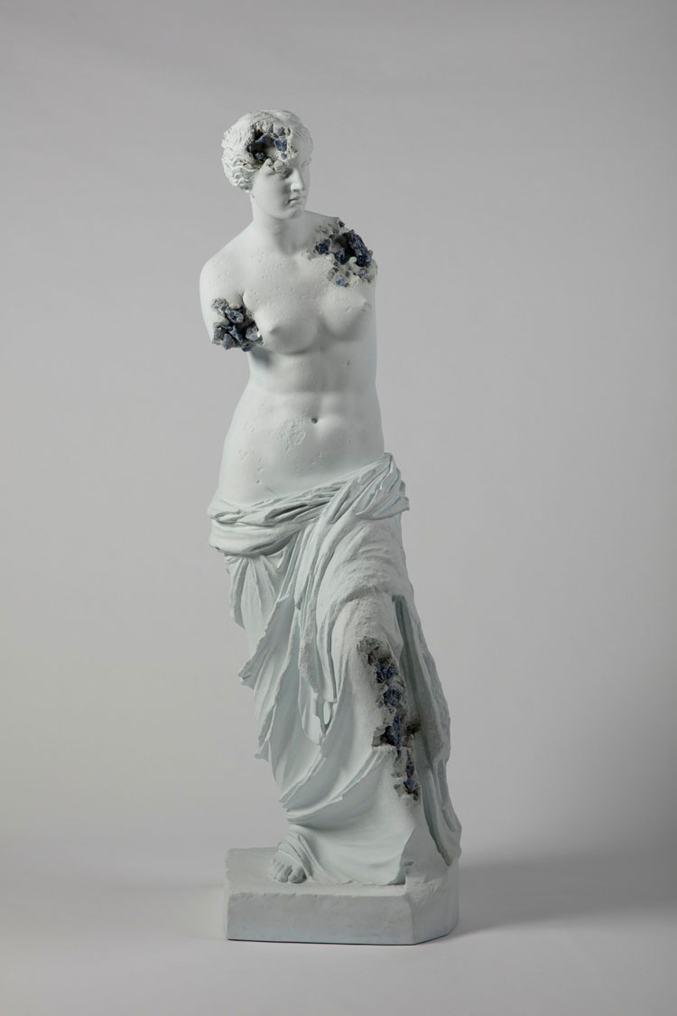 Daniel Arsham, Blue Calcite Eroded Venus of Milo, 2019. Blue calcite, hydrostone, 216 x 60 x 65 cm. © Courtesy the artist & Perrotin.