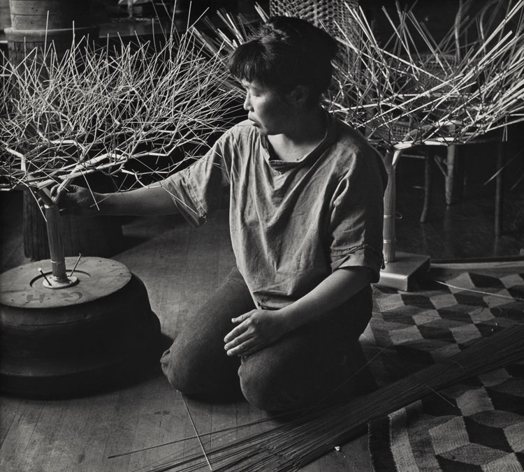 Ruth Asawa, Sculptor, 1963. Gelatin silver print, 20 x 22.5 cm. Photo: Imogen Cunningham © 2020 Imogen Cunningham Trust. Artwork © Estate of Ruth Asawa; Courtesy David Zwirner.