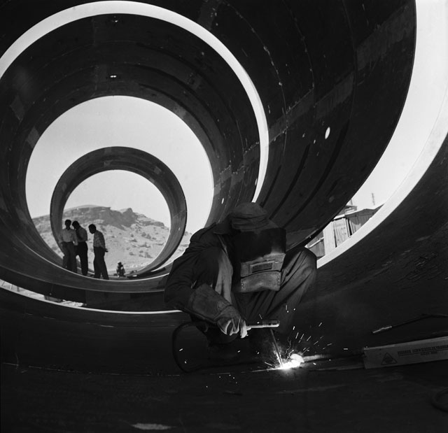 Latif Al Ani. Building the Darbandikhan Dam, 1962. B+W digital print on Hahnemühle Baryta Fine Art paper, 25 x 25 cm. © The artist and the Arab Image Foundation, Courtesy the Ruya Foundation.