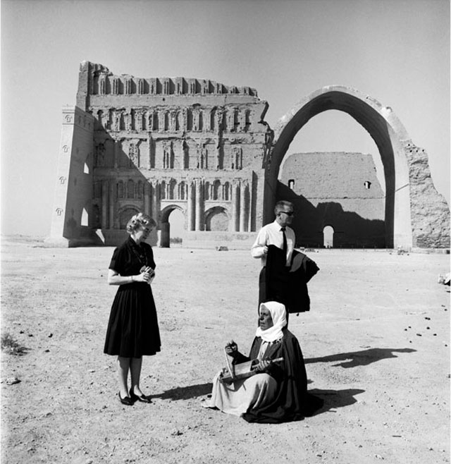 Latif Al Ani. US couple in Ctesiphon, 1965. B+W digital print on Hahnemühle Baryta Fine Art paper, 25 x 25 cm. © The artist and the Arab Image Foundation, Courtesy the Ruya Foundation.