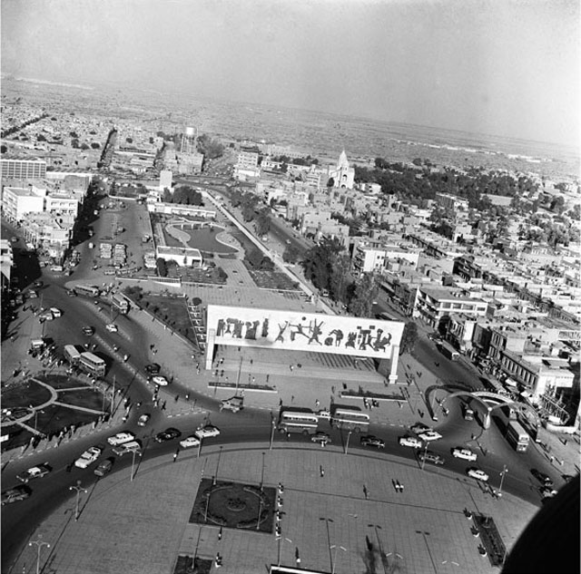 Latif Al Ani. Tahrir Square, Baghdad, 1962. B+W digital print on Hahnemühle Baryta Fine Art paper, 25 x 25 cm. © The artist and the Arab Image Foundation, Courtesy the Ruya Foundation.