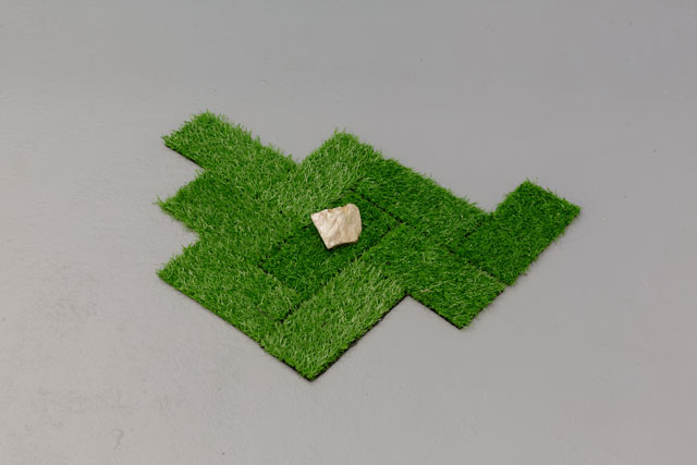 Jasleen Kaur. A thing that was a thing that was a thing, 2017. Porcelain kaolin rock, digital kaolin image, artificial grass. Image courtesy of Tim Bowditch.