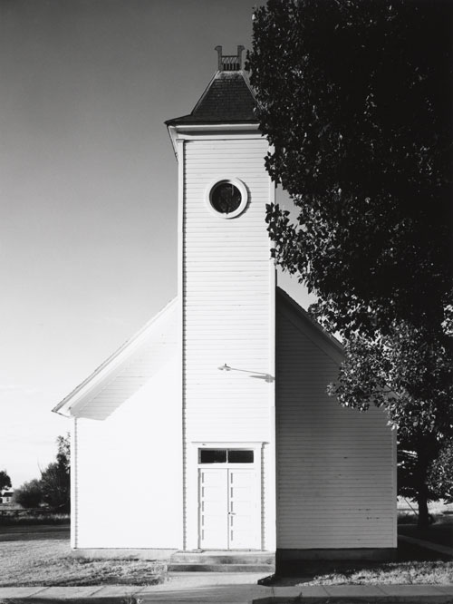 Robert Adams. Methodist church, Bowen, Colorado, 1965. 30 x 21 cm. Yale University Art Gallery. © Robert Adams. Courtesy Fraenkel Gallery, San Francisco and Matthew Marks Gallery, New York.