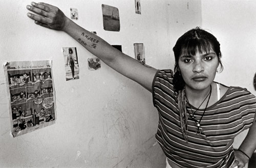 Adriana Lestido. Mujeres Presas series, 1991-93. Gelatin silver print, 16 x 24.5 cm. Vintage print. Collection of the Fondation Cartier pour l’art contemporain, Paris. © Adriana Lestido.