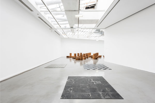 Carl Andre: Sculpture as Place, 1958–2010, exhibition view, Musée d’Art moderne de la Ville de Paris. © Pierre Antoine.