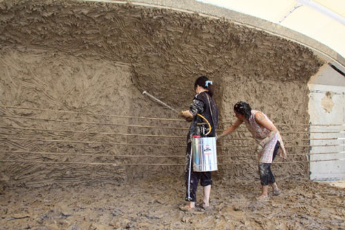 Anindita Dutta. Spraying water to keep the clay wet. Courtesy Anindita Dutta.