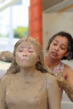 Anindita Dutta. Applying the clay to a performer. She has to be tough. Standing for four hours with a layer of clay is not an easy task! Courtesy Anindita Dutta.