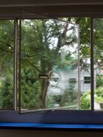 Anri Sala. No Window No Cry (Le Corbusier, Maison-atelier Lipschitz, Boulogne), 2011. Boîte à musique, verre, cadre de fenêtre en bois, 135 × 108 × 10 cm. Courtesy: Galerie Chantal Crousel, Paris. Photograph: Juliana Santacruz.