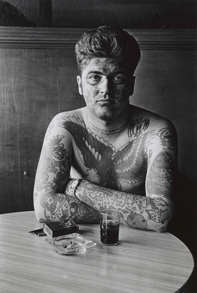 Diane Arbus. Jack Dracula at a bar, New London, Conn. 1961. © The Estate of Diane Arbus, LLC. All Rights Reserved.