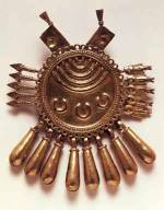 Shield pendant, c. 1500, Aztec-Mixtec. Gold with silver and copper, 
              10.5 x 8.5 cm. Baluarte de Santiago, Veracruz, CONACULTA-INAH. Photo 
              Michel Zabe