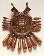 Shield pendant, c. 1500, Aztec-Mixtec. Gold with silver and copper, 
              10.5 x 8.5 cm. Baluarte de Santiago, Veracruz, CONACULTA-INAH. Photo 
              Michel Zabe