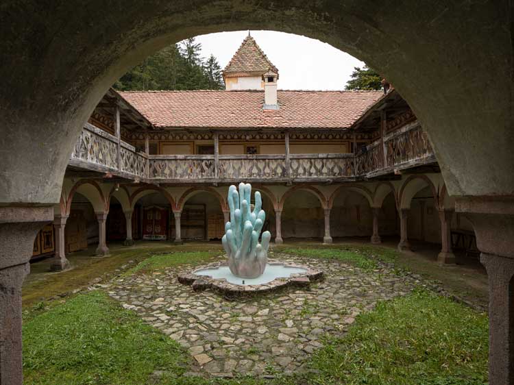 Diana Policarpo. Anguane’s Fountain, 2024. Mixed media sculpture, 280 x 120 x 120 cm. Anguane’s Fountain, Stream (COBRACORAL), 2024. Six multi-channel audio installation. Commissioned by Biennale Gherdëina 9. Photo: Tiberio Sorvillo.
